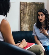 A woman talking with a therapist during Anxiety Therapy in Washington IL