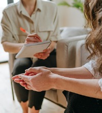 A counselor helping a woman control her anger during Anger Management Therapy in Peoria IL